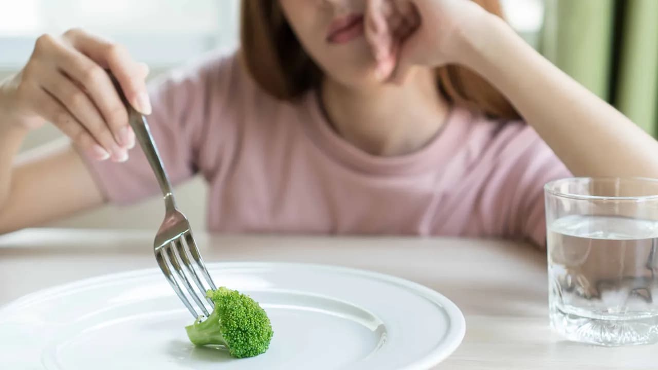 Jadłowstręt psychiczny objawy – jak je rozpoznać i co robić?